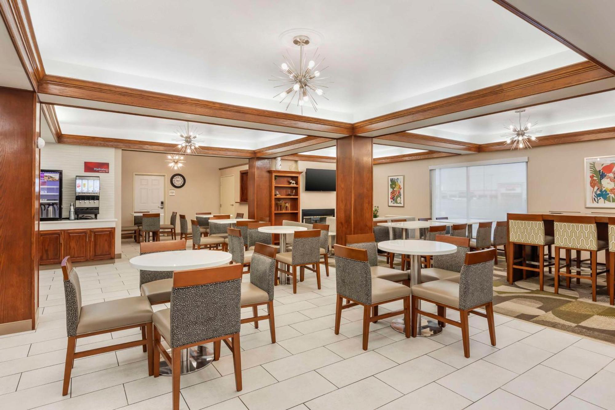 בראונווד Best Western Plus Riata מראה חיצוני תמונה