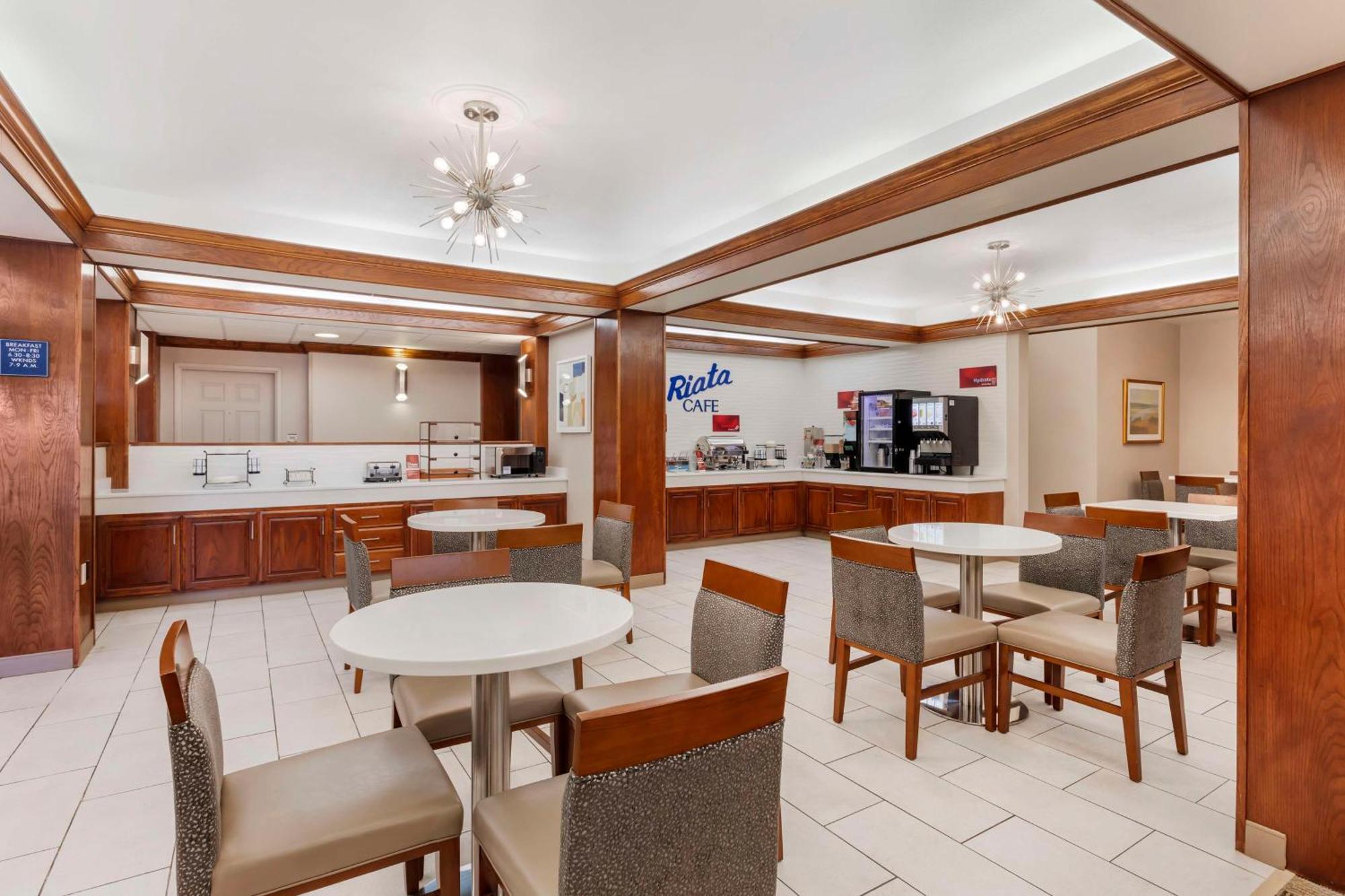 בראונווד Best Western Plus Riata מראה חיצוני תמונה